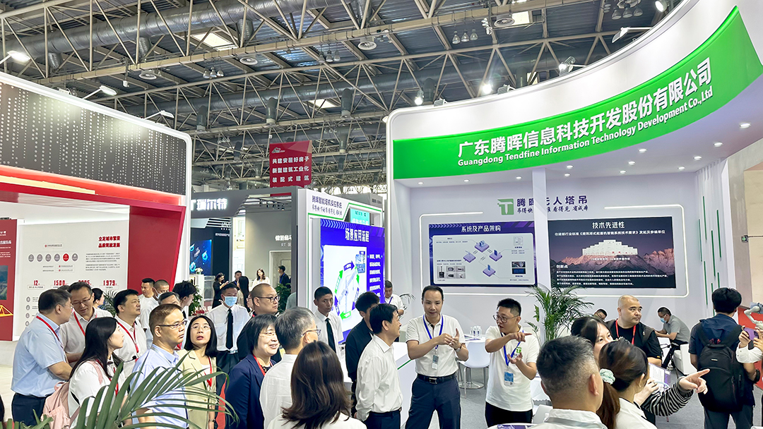 騰暉無人塔吊亮相第21屆住博會，姜萬榮副部長、肖緒文院士等多位領導專家蒞臨展位指導交流，以顛覆式創新助力行業發展獲點贊